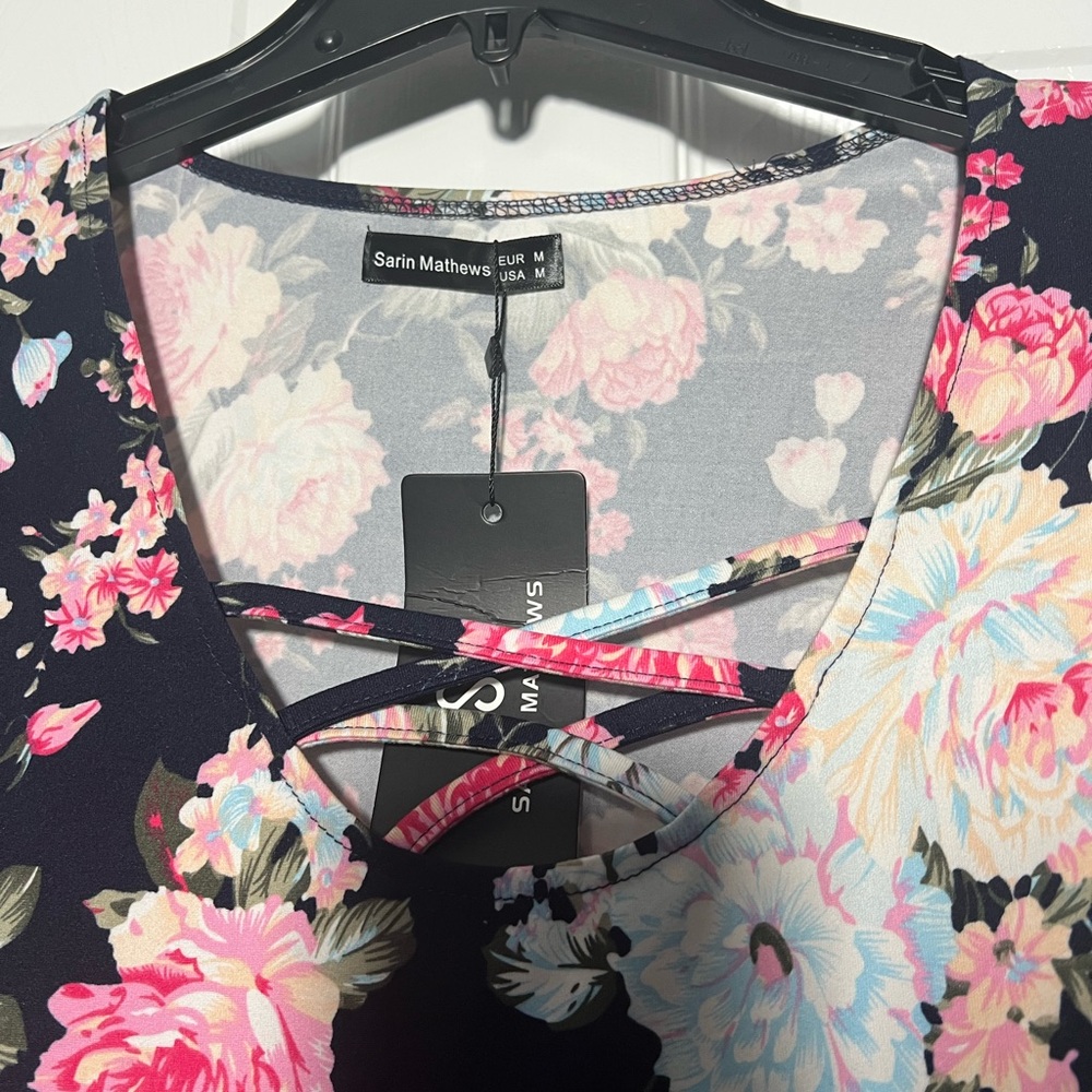 Sarin Mathews Floral Top. NWT - Picture 3 of 5